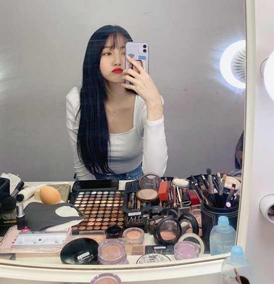 Group GFriend Hope has revealed its current status for fans.On the 26th, Hope posted two camera emoticons and selfie on the official GFriend Instagram.The photo posted shows Hope taking a mirror selfie in a makeup room.Hope drew deadly glamour with her black long hairstyle, flaunting her dotted beauty as she gave points to her special red lip color.Hope, who boasts a white blouse and a pair of jeans with a superior fit. It is still a back door that fans exploded in beautiful visuals.The fans who watched the photos responded such as It is really so good, It is beautiful and It is a real goddess among goddesses.Meanwhile, GFriend, which Hope belongs to, released his mini album Hoe: Rabbins (:LABYRINTH) in February, and is currently preparing for a comeback.