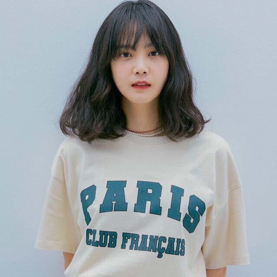 Actor Yoon Seung-ah flaunted her beauty duringOn the 26th, Yoon Seung-ah posted several photos on his Instagram account with an article entitled What T-shirt is the best fit?In the open photo, Yoon Seung-ah is staring at the camera wearing a T-shirt printed with navy color phrases.During the Yoon Seung-ah, the beauty and neat atmosphere caught the eye.In another photo, Yoon Seung-ah stares at the camera in a T-shirt with a green print on a white background.Yoon Seung-ah added a youthful charm by matching a sky blue hair band.In the meantime, Yoon Seung-ah boasted a different charm in this next photo.Yoon Seung-ah wore black T-shirts and black blue pants, staring at the camera with chic eyes, creating an alluring atmosphere.In a post by Yoon Seung-ah, Actor Ryu Seung-ryong put on an emoticon with a thumbs-up with the comment All Days; model Lee Hyun also said, Its pretty afterward.What are you doing? she commented, showing off her friendship.Yoon Seung-ah marriages Actor Kim Moo Yeol in 2015.Photo = Yoon Seung-ah Instagram