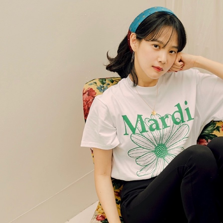 Actor Yoon Seung-ah flaunted her beauty duringOn the 26th, Yoon Seung-ah posted several photos on his Instagram account with an article entitled What T-shirt is the best fit?In the open photo, Yoon Seung-ah is staring at the camera wearing a T-shirt printed with navy color phrases.During the Yoon Seung-ah, the beauty and neat atmosphere caught the eye.In another photo, Yoon Seung-ah stares at the camera in a T-shirt with a green print on a white background.Yoon Seung-ah added a youthful charm by matching a sky blue hair band.In the meantime, Yoon Seung-ah boasted a different charm in this next photo.Yoon Seung-ah wore black T-shirts and black blue pants, staring at the camera with chic eyes, creating an alluring atmosphere.In a post by Yoon Seung-ah, Actor Ryu Seung-ryong put on an emoticon with a thumbs-up with the comment All Days; model Lee Hyun also said, Its pretty afterward.What are you doing? she commented, showing off her friendship.Yoon Seung-ah marriages Actor Kim Moo Yeol in 2015.Photo = Yoon Seung-ah Instagram