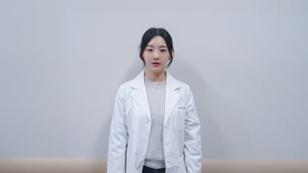 Actor Jo Yi-hyun said that he finished the TVN sweet doctor life ahead of End. On the morning of the 27th, the artist company official SNS posted an authentic picture with an end impression filled with the heart of Jo Yi-hyun and a special image produced by his agency. Jo Yi-hyun said, It was a valuable time.I am grateful to Shin Won-ho, Lee Woo-jung, and many staff members on the spot who have always encouraged and supported me.It was also a series of precious times that one minute and one second remained in Memory because I could breathe and shoot with my seniors. He said, Thank you to the viewers who were interested and cheered on Jang Yoon-bok and Jang Hong-do (Bae Hyun-sung).I will be an actor who can always show Yun Bok-yi who has always done his best and always works hard and develops.  I hope you will be with the last 12 episodes on this broadcast. Sweet Jo Hyun-hyun, Passion Manleb Character digestive star, wise morning star sweet doctor life Season 28 1 End