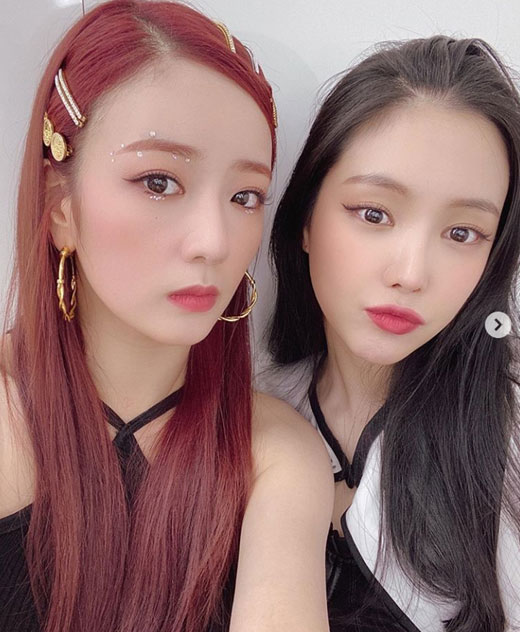 Members of girl group Apink, Yoon Bomi and Son Na-eun, boasted their best looks.On the 26th, Yoon Bomi posted a number of photos on his personal Instagram with the article I want to eat dinner well and # dinner #In the open photo, Yoon Bomi is making various facial expressions with a close contact with Son Na-eun. Especially, the superior beauty and the two chemi are attracting attention.The netizens who watched this showed various reactions such as My sisters are so beautiful, I am unconditionally shooting and I am smiling happily.On the other hand, Son Na-eun is currently appearing on MBC drama Would you like to eat dinner together?, and Yoon Bomi performed on web drama I will love you instead.