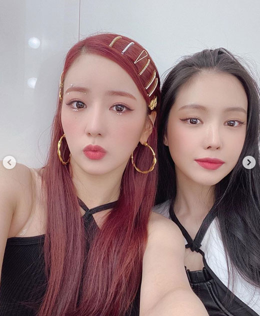 Members of girl group Apink, Yoon Bomi and Son Na-eun, boasted their best looks.On the 26th, Yoon Bomi posted a number of photos on his personal Instagram with the article I want to eat dinner well and # dinner #In the open photo, Yoon Bomi is making various facial expressions with a close contact with Son Na-eun. Especially, the superior beauty and the two chemi are attracting attention.The netizens who watched this showed various reactions such as My sisters are so beautiful, I am unconditionally shooting and I am smiling happily.On the other hand, Son Na-eun is currently appearing on MBC drama Would you like to eat dinner together?, and Yoon Bomi performed on web drama I will love you instead.