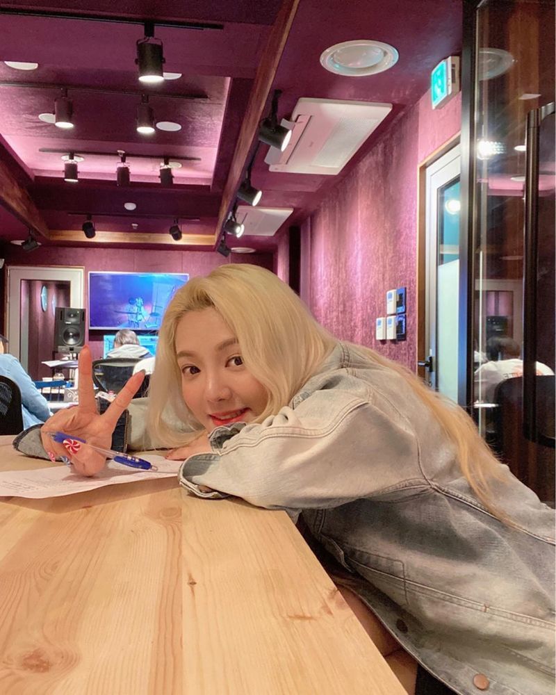 Group Girls Generation Hyoyeon showed off her unwavering beautyHyoyeon posted two photos on his instagram on May 27 without any notice.In the photo, Hyoyeon is lying on the table and writing something on the paper with a pen.He posed V with a bright expression or held out his lips with a focused expression, causing cuteness.Fans who saw this responded that Hyoyeon always looks the best with blondes and the person with the best perfect match in the world.seo ji-hyun
