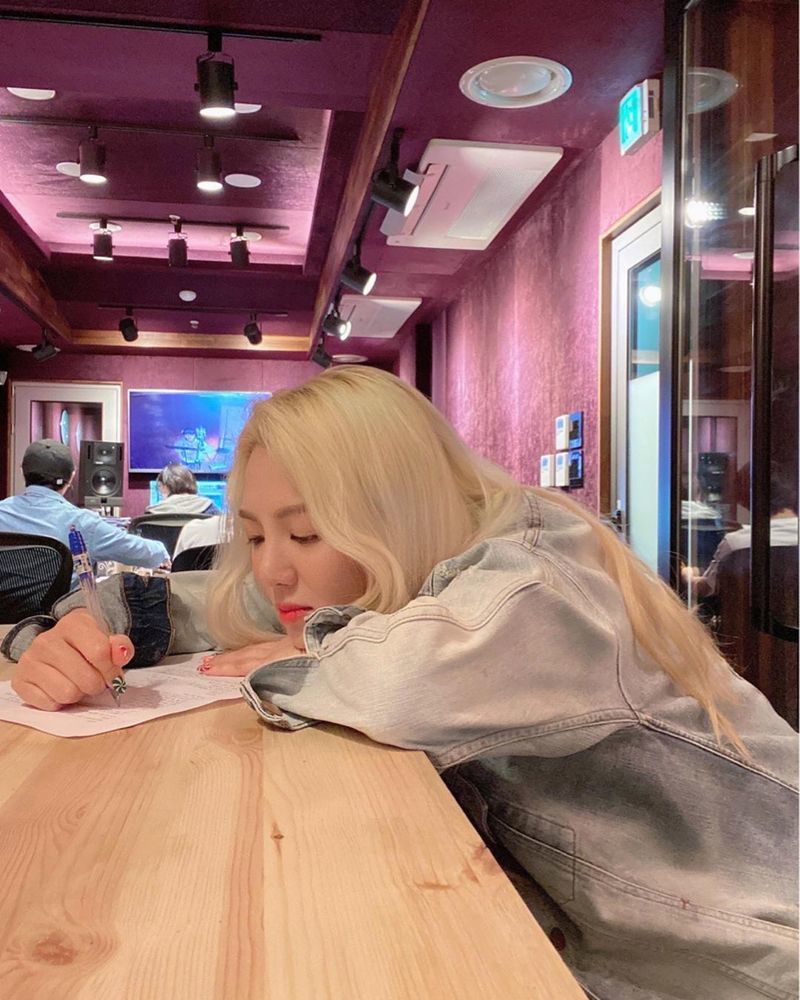 Group Girls Generation Hyoyeon showed off her unwavering beautyHyoyeon posted two photos on his instagram on May 27 without any notice.In the photo, Hyoyeon is lying on the table and writing something on the paper with a pen.He posed V with a bright expression or held out his lips with a focused expression, causing cuteness.Fans who saw this responded that Hyoyeon always looks the best with blondes and the person with the best perfect match in the world.seo ji-hyun