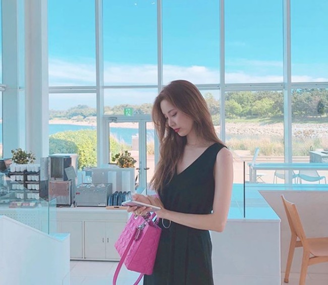 Girls Generation member Seohyun shared the latest news.Seohyun posted a picture on his personal Instagram on May 27 with an article entitled Everybody I want to see.In the photo, Seohyun is touching his cell phone with a black sleeveless dress, and his more mature visuals have made him admire.park jung-min