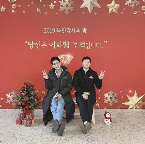 Kim Dae-myung, a sweet doctor, boasted a steam friendship with Jung Kyung-ho.Kim Dae-myung caught the eye by writing a message on his 26th day,  (I know) my cute friend Jun Wan is # Hospital Playlist # I do not know.The photo I posted together was a two-shot with Jung Kyung-ho.In this picture, which seems to have been taken in winter, Jung Kyung-ho and Kim Dae-myung sit on a bench side by side and cutely draw a V-ja.It is two people who make the viewers happy.Kim Dae-myung and Jung Kyung-ho are appearing together on tvNs Spicy Doctor.This is a drama about the chemistry of 20-year-old Friends who can see people living in a special day-to-day life and people who live in a hospital called a miniature version of life where someone is born and someone ends life.Jung Kyung-ho is meeting with viewers as thoracic surgeon Jun Wan and Kim Dae-myung as obstetrician Seok Hyung.SNS