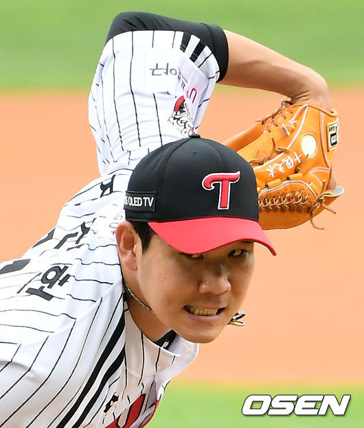 LG Pitcher Jin-Heon, 31, became the main character of the starting victory in as many as 12 years.Jeong Chan-Heon led LGs 15-4 win with three runs and three strikeouts in six innings, five hits (2 hits) and six walks in a first inning at the Kyonggi away from the 2020 Shinhan Bank SOL KBO League at the Festival Hanwha Life Eagles Park on the 27th.Jeong Chan-Heon, who became a winner, won the first prize in 12 years after the Daegu Citizen Samsung match on May 20, 2008, when he was a rookie.It took 4390 days to get a chance to win the game, allowing three runs in two homers, but with five homers in the first inning.In addition to fastballs, the balls were used in various ways, including forkballs (18), curves (17) and sliders (12).After Kyonggi, Jeong Chan-Heon said:  (Last year) I was back as a starter after the Waist surgery, and Im satisfied that there are some good results coming out.Thanks to the coaching staff, I come out every 10 days. I am trying to meet as much as you care. I talked a lot with the training part after surgery.I think it would be better to pour it into one Kyonggi than the kite, so I will be re-entered as a starter. I do not go to camp, but I remain in Icheon and seem to have the effect of preparing separately as a starter.After surgery, Ive changed a lot to a lot of things, such as how to exercise, how to throw the ball, and Im in the stage of adapting.I have been doing it with my strength, but now I want to throw it skillfully, said Jeong Chan-Heon, who is in charge of the rotation on the 10th. I do well enough to give advice.I said we should win 10 wins (joined), he said, pledging to play well with Lee Min-ho in a joint five-start.