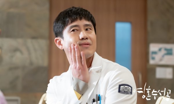 KBS2 tree Drama soul repairman Shin Ha-kyun surprises VIP patient Kang Shin-ils room late at night.Young-Soo Seon-gong (playplayplayed by Lee Hyang-hee / directed by Yoo Hyun-ki) unveiled SteelSeries, which shows Lee Si-jun surpriseing the VIP room of Kang Shin-il, ahead of the 13-14th broadcast today (27th).The collimator is a mad doctor who looks at the cause of the patients mental illness in his own way and has a bond with the patient.He came down a personalized prescription for patients inside and outside the hospital, patrolling with delusional disorder patients who think they are policemen themselves, and leading them to solve the hearts disease by visiting their father, the cause of the anxiety of the transplantation patient.The released SteelSeries featured the collimation facing a new patients aunt, who is looking for Hospital with an abnormality ahead of an important hearing.He is also a VIP patient who summons Cho In-hye (Cho Kyung-sook) and Oh Ki-tae (Park Soo-young).Unlike the appearance of Gitae, who collected both hands in front of his mother, the collimator is showing off his geeky doctors face without hesitation, such as taking a pose to turn his face to one side.Shin Ha-kyun, Jung So-min, Tae In-ho and Park Ye-jin will present the healing magic Soul Summary Ball, which will air at 10:13-14 on Wednesday night today (27th).monster union