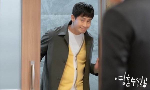 KBS2 tree Drama soul repairman Shin Ha-kyun surprises VIP patient Kang Shin-ils room late at night.Young-Soo Seon-gong (playplayplayed by Lee Hyang-hee / directed by Yoo Hyun-ki) unveiled SteelSeries, which shows Lee Si-jun surpriseing the VIP room of Kang Shin-il, ahead of the 13-14th broadcast today (27th).The collimator is a mad doctor who looks at the cause of the patients mental illness in his own way and has a bond with the patient.He came down a personalized prescription for patients inside and outside the hospital, patrolling with delusional disorder patients who think they are policemen themselves, and leading them to solve the hearts disease by visiting their father, the cause of the anxiety of the transplantation patient.The released SteelSeries featured the collimation facing a new patients aunt, who is looking for Hospital with an abnormality ahead of an important hearing.He is also a VIP patient who summons Cho In-hye (Cho Kyung-sook) and Oh Ki-tae (Park Soo-young).Unlike the appearance of Gitae, who collected both hands in front of his mother, the collimator is showing off his geeky doctors face without hesitation, such as taking a pose to turn his face to one side.Shin Ha-kyun, Jung So-min, Tae In-ho and Park Ye-jin will present the healing magic Soul Summary Ball, which will air at 10:13-14 on Wednesday night today (27th).monster union