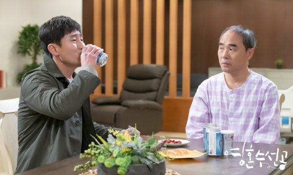 KBS2 tree Drama soul repairman Shin Ha-kyun surprises VIP patient Kang Shin-ils room late at night.Young-Soo Seon-gong (playplayplayed by Lee Hyang-hee / directed by Yoo Hyun-ki) unveiled SteelSeries, which shows Lee Si-jun surpriseing the VIP room of Kang Shin-il, ahead of the 13-14th broadcast today (27th).The collimator is a mad doctor who looks at the cause of the patients mental illness in his own way and has a bond with the patient.He came down a personalized prescription for patients inside and outside the hospital, patrolling with delusional disorder patients who think they are policemen themselves, and leading them to solve the hearts disease by visiting their father, the cause of the anxiety of the transplantation patient.The released SteelSeries featured the collimation facing a new patients aunt, who is looking for Hospital with an abnormality ahead of an important hearing.He is also a VIP patient who summons Cho In-hye (Cho Kyung-sook) and Oh Ki-tae (Park Soo-young).Unlike the appearance of Gitae, who collected both hands in front of his mother, the collimator is showing off his geeky doctors face without hesitation, such as taking a pose to turn his face to one side.Shin Ha-kyun, Jung So-min, Tae In-ho and Park Ye-jin will present the healing magic Soul Summary Ball, which will air at 10:13-14 on Wednesday night today (27th).monster union