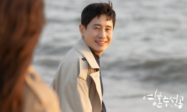 KBS2 tree Drama soul waterman Shin Ha-kyun and Jung So-min enjoy unexpectedly sweet beach walking.Young Hon Soo Seongong (playplayplay by Lee Hyang-hee / Director Yoo Hyun-ki) unveiled Seaside Walking Steel Series by Lee Si-jun and Han Space (Jung So-min) ahead of the 13-14th broadcast today (27th).Last weeks broadcast, the collimator avoided Spaces realization that she was a borderline personality disorder patient, such as former Couple Jeong Se-yeon (played by Ji Ju-yeon), who died eight years ago from extreme choice.But I opened my mind with comfort in Spaces Healing Book Dance.The collimator thanked Space by presenting him with a bracelet.Space showed his favorite feelings to the collimator with a back hug, and the embarrassed figure of the collimator made the ending 11-12 times, raising questions about their relationship changes.The SteelSeries, which was released, featured a scene where the collimation and space spend a happy time on the sunset beach.The picturesque figure of two people walking on the beach wearing a couple like a couple enjoying Date gives a smile to the viewers.In another SteelSeries, the collimation is hardened like a stop screen on a darkened beach, and it is looking for something urgently with a mobile phone flash on.The soul-su-sun-gong is a mental prescription that tells the story of psychiatrists who believe that they are not treating people who are sick.Shin Ha-kyun, Jung So-min, Tae In-ho and Park Ye-jin will present the healing magic Soul Summary Ball, which will air 13-14 sessions at 10:13 p.m. on Wednesday night today (27th).monster union