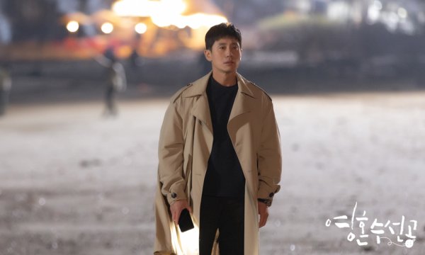KBS2 tree Drama soul waterman Shin Ha-kyun and Jung So-min enjoy unexpectedly sweet beach walking.Young Hon Soo Seongong (playplayplay by Lee Hyang-hee / Director Yoo Hyun-ki) unveiled Seaside Walking Steel Series by Lee Si-jun and Han Space (Jung So-min) ahead of the 13-14th broadcast today (27th).Last weeks broadcast, the collimator avoided Spaces realization that she was a borderline personality disorder patient, such as former Couple Jeong Se-yeon (played by Ji Ju-yeon), who died eight years ago from extreme choice.But I opened my mind with comfort in Spaces Healing Book Dance.The collimator thanked Space by presenting him with a bracelet.Space showed his favorite feelings to the collimator with a back hug, and the embarrassed figure of the collimator made the ending 11-12 times, raising questions about their relationship changes.The SteelSeries, which was released, featured a scene where the collimation and space spend a happy time on the sunset beach.The picturesque figure of two people walking on the beach wearing a couple like a couple enjoying Date gives a smile to the viewers.In another SteelSeries, the collimation is hardened like a stop screen on a darkened beach, and it is looking for something urgently with a mobile phone flash on.The soul-su-sun-gong is a mental prescription that tells the story of psychiatrists who believe that they are not treating people who are sick.Shin Ha-kyun, Jung So-min, Tae In-ho and Park Ye-jin will present the healing magic Soul Summary Ball, which will air 13-14 sessions at 10:13 p.m. on Wednesday night today (27th).monster union