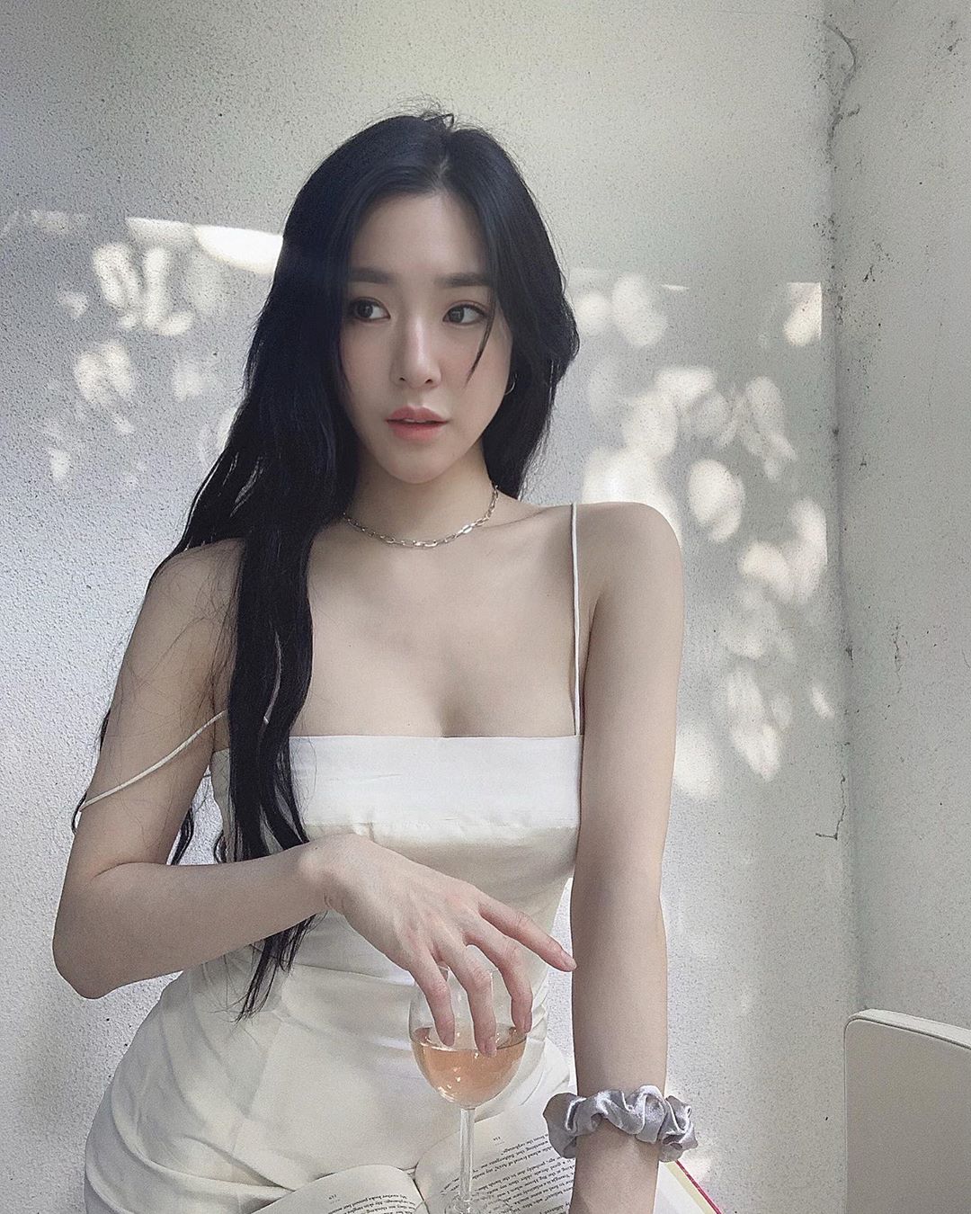 Tiffany Young, a singer from the group Girls Generation, told the recent news.Tiffany Young posted a picture on his 27th day with an article entitled read, rose, relax, repeat on his instagram.Tiffany Young in the open photo is staring somewhere with a wine glass in his hand.White-colored dress and black hair make Tiffany Youngs beauty more prominent.Tiffany Young released Run For Your Life last October.Photo: Tiffany Young Instagram