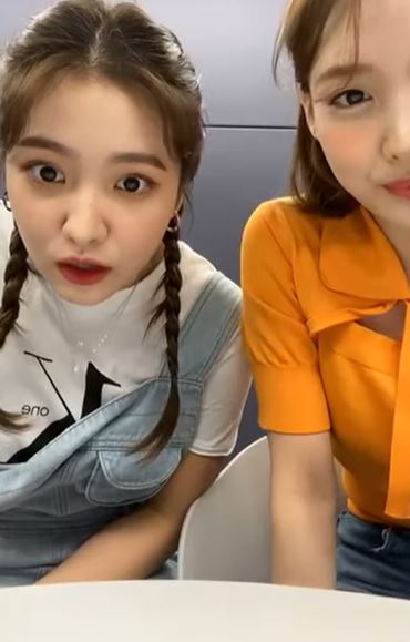 Group TWICE Nayeon and Red Velvet Yeri showed off their best friend Chemie.On the 27th, Yeri showed a short picture of Nayeon preparing to broadcast with Instagram Love Live!In the broadcast, Nayeon explained that Yeris reality has been invited to Yeris room, and Yeri said, Mr. Nayeon appears in YouTube to start reality.Yeri also said, When we meet, Nayeon said that she wanted to broadcast Love Live! But today she finally got it. Nayeon said, Yes.I made my wish today, he added.In addition, at the end of Nayeon, What should we do with the broadcast progress? Yeri laughed, showing the aspect of leading her sister best friend saying, Just talk.Meanwhile, Red Velvet Yeris personal reality, Yeri Han Room, will be posted at 10 am on June 8th.Photo: Yeri Instagram Love Live!