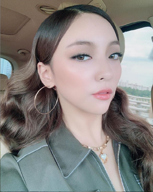 Luna posted several photos on her Instagram on the 28th with an article entitled I like it so much today.Luna, in the open photo, stares at Camera with her alluring eyes, her sharp jawline and sharp nose drawing attention.Also, the charismatic Korean style makeup and large ring earrings were well suited.The netizens who responded to this responded such as Wow Luna is so cool! And It looks so good! Do a lot of clothes like this!Meanwhile, Luna is reportedly filming MBCs Saturday entertainment program Oh! My Part, You.