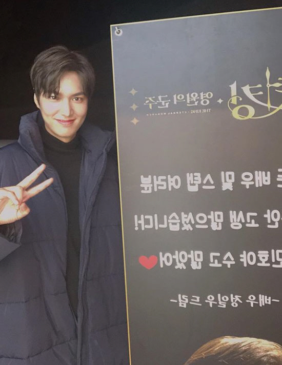 Actor Lee Min-ho reveals his best friend Jung Il-woos GiftOn the 28th, Lee Min-ho posted a certification shot of Jung Il-woos Gift, which is best friend of his instagram.Lee Min-ho said: All Actor and staff, youve had a lot of trouble in the meantime; there were a lot of Minhoya Sui Gu.Actor Jung Il-woo Dream by the phrase Bright smile is taking a V pose.Meanwhile, Lee Min-ho is appearing on SBS Drama The King: Monarch of Eternity, and the shooting ended for about seven months.