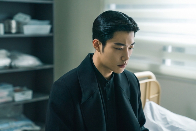 The King - Eternal Monarch Lee Min-ho and Woo Do-hwan are in a sudden attack Danger in a threat that followed the day they chased under their chins and gozo the battlefield.SBS Golden Land (played by Kim Eun-sook/directed by Baek Sang-hoon and produced by Jung Ji-hyun/produced by Hwa-An-Dam Pictures) is a fantasy romance set in World of Parallel, which consists of two worlds: Korean Empire and South Korea.Lee Min-ho and Woo Do-hwan are playing life performances with a stronger, more sticky faith and a heavy loyalty than blood, playing the role of the Korean Empire Emperor Egon and the Korean Empire Imperial Guard Captain.Above all, Lee Min-ho was surprised when his burning mark appeared in the last 12 times from the Korean Empire Prime Minister Koo Seo-ryong (Jung Eun-chae), who had been in the dark since the media play that highlighted the emperors frequent outing as a problem.Woo Do-hwan, who was in South Korea, also witnessed a person with the same face as the Korean Empire in a cafe in Ming Dynasty (Kim Yongji), and was shot by questioners with suspicion.In this regard, Lee Min-ho and Woo Do-hwan were caught in the scene of the Emperors Hair Danger, which was hit by shock and fear.A scene where the contrast finds Lee, who was suddenly attacked in the play.Igon, who is in a serious condition due to the attack, is being taken to the hospital and is wearing an oxygen mask without being able to get his mind.Here, the contrast watching the dragon with a worried expression is giving a look of despair as if the sky is falling down, and Gozoing the dangerous person.I am wondering who is the person who threatened the life of the Korean Empire Emperor, and what will happen to the ganger and the contrast in the desperate Danger.Lee Min-ho and Woo Do-hwans scene of the immediate attack scene was filmed in mid-May at a set in Yongin City, Gyeonggi Province.Lee Min-ho and Woo Do-hwan, who are also playing a strong romance on the set, appeared with a bright expression and raised the minute of the filming scene by shouting fighting.Usually, two people who are in love with each other as infant and Your Majesty started shooting, and they were completely immersed in the film with Egon and contrast, respectively.In particular, Woo Do-hwan, who had been reddened by the appearance of Lee Min-ho wearing an oxygen mask while losing his mind, had a OK cut signal, but despite the fact that his emotions were not subject, Lee Min-ho, who noticed it, showed a brother-like chemistry by hugging Woo Do-hwan warmly and comforting him ...kim myeong-mi