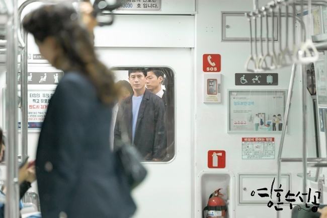 Shin Ha-kyun, Andong Station District and Park Han-sol, who are the soul-carrying men, were seen on the Subway Wang Zhen.KBS 2TV Tree Drama The Soul Watercrafter (playplay This affects us / directed Yu Hyon here / production monster union) sided with Lee Si-jun (Shin Ha-kyun), Noh Woo-jung (Andong Station District), Gong Ji-hee (Park Han-sol) and Doctors Pilot Team on May 28th. He released a still cut showing him in the background.The soul-su-sun-gong is a mental prescription that tells the story of psychiatrists who believe that they are not treating people who are sick.Shin Ha-kyun, Jung So-min, Tae In-ho, Park Ye-jin and other Acting Actors have been working together to tell the heartwarming stories of Shin Ha-kyun, Jung So-min, Tae In-ho and Park Ye-jin. Ill give you.In the 13-14th session, a member of the National Assembly, Ko Sang-mo (Kang Shin-il), who has a chronic motor tic disorder, appeared.The collimation realized that the symptoms of the council were caused by stress, or psychological factors, and tried to solve them.In the process, the deceased was interested in the working environment of the subway engineer, and it was revealed that the death of a engineer who suffered from panic disorder had a great influence on the tic disorder.The doctors collimation team includes psychiatrists who run around like collimators.In the meantime, for the psychotherapy of patients, collimation, friendship, and Ji-hee did not mind the work outside the hospital, such as the patients growth process and surrounding investigation.Among them, the still showed the collimation, friendship, and Ji Hee who came out of Wang Zhen directly to Subway.They go through the passengers and reach the emergency call device, and the collimator is having a serious conversation with someone through it.In an unexpected crisis, passengers are simply Menbung, and the friendship that explains the situation to such passengers and the appearance of Ji-hee, who holds the arm of the passenger and reassures him, are caught and create tension.What is the reason why psychiatrists are in the Subway Wang Zhen and what story will be drawn?Park Su-in