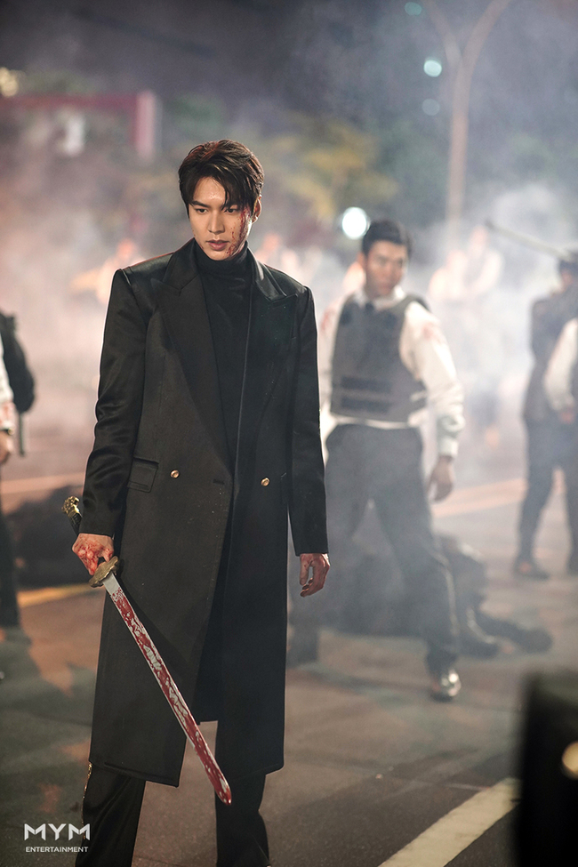 Lee Min-ho with the dark charismaand viewers are catching on.SBS gold restaurant drama The King : the eternal overlord ofthe reverse and only the deployment as more fun and New, stacked by Lee Min-hos intense and Mature charm and Acting with critically acclaimed leads. Fate beyond is unsuitable for romance Acting is, of course, a parallel world of balance in themselves that they were right in that Lee Min-ho(the reverse)of the overwhelming charisma have to go to theater in the swirling, while the men are 4 times expectations for further hot and there.With this disclosed Lee Min-ho of the steel pole of the tension to pull it. The steel in a unable presence, and the Explosion that the emotions of the character lines and one line of sight focus. Korea Street station in this particular picture(this picture station)towards the majestic roarto declare war the day we all from the station as remnants of the grounds not to find the rage strikestart look, Kim is(static too)to the rescue to bloody furiousthat poured out was the scene up. Lee Min-ho is a cold day eyes and your whole body with intense flushing a dark aura, the line in bold charisma as the atmosphere and there.Last week the King broadcast from a father that was like no shipping(the new station)the death of, Kim is a crisis of such a desperate situation due to him during the press had inner feelings erupt and the of immersive to Brown. Lee Min-ho is heat and anger burst to the feelings of the amplitude is large in the device, even heavy Acting power as the Emperor of the weight of the long pass and one layer wide and deep spectrum proved. Whereas Kim and more deep romance with time stopping speed Cathedral heat, beheadedkiss called a romantic kiss such a sad and beautiful scene to show the birth and drama of the atmosphere to amplify it.Especially shocking reversal were revealed, the viewers are Lee Min-ho of the dense Acting force to. Always confident, and sincere and fond of them as sometimes viewers meaningful to them was the poverty of the latter part out, but the situation is making me because. These figures on the feelings of the line in the future unfolding for the Warriors(former 史)and copy lines to elaborately clean, and there was Lee Min-ho of a thorough character analysis, and Acting for the popular this time.