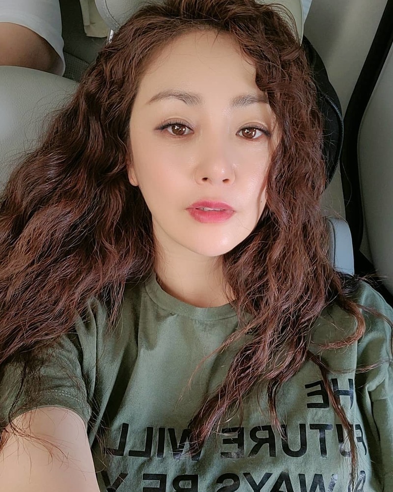 Actor Oh Na-ra showed off her Beautiful looks while she was still alive.Oh Na-ra wrote on her instagram on May 28, The hot sun wind is cool and wakes up. # Where am I? # 10 oclock # waiting time # weather is good.In the photo, Oh Na-ra is staring at the camera while lying in the vehicle, showing off her Beautiful looks. The distinctive features and languid eyes focused on the netizens.The netizens who watched this responded, Even if you take a rough picture, the Oh Na-ra Beautiful looks Class is revealed, How did you lie down and take this Beautiful looks?seo ji-hyun