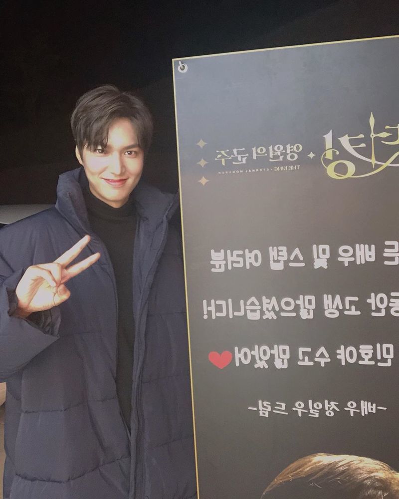 Actor Lee Min-ho with fellow Jung Il-woo of the snack car was certified.Lee Min-ho is a 5 28 his Instagram through a separate uptake without a single picture showing.In the picture Lee Min-ho is all the actors and staff of, well, a lot did! Minho should be and there were a lot of♥ - actor Jung Il-woo dream - the banners next to each other in a V(V) pose to be.Lee Min-ho is chiseled for a key and a distinct visage and a vase of eye-catching it was. In addition to his wide shoulders and chiseled the key is the fans heart-flutteringto make it.Meanwhile Lee Min-ho starring SBS gold restaurant drama The King : the eternal overlord of side this day, shooting the finish and said