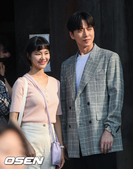 Han Ji-eun and Park Hae-jin are building Smile while looking at Park Ki-woong during rehearsal