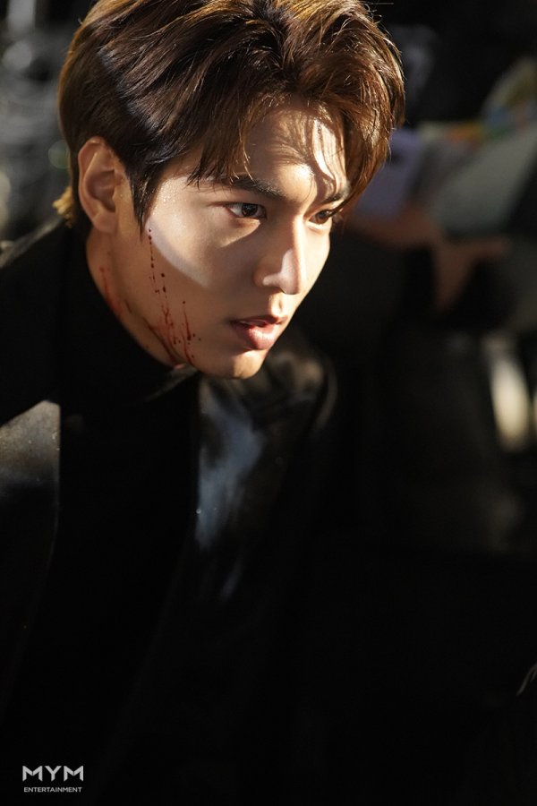 A behind-the-scenes photo of The King Lee Min-hos Dark Charisma was released.While SBS gilt drama The King: Monarch of Eternity is adding fun with the reversal and double-tracked development, the main character Lee Min-ho is also showing mature charm.In last weeks The King broadcast, Igons images of his exhumation of inner feelings that he had been pressing for due to desperate situations such as the death of his father-like managing director (Lee Jong-ins role) and Kim Go-euns crisis were unfolded immersively.Lee Min-ho proved a wider and deeper spectrum by conveying the weight of the emperor with a heavy acting force even in the scenes where the amplitude of emotion to burst into anger and anger is large.As Igon goes through this fate and fate, and as he reaches the second half, he is getting more and more curious about the remaining four times.The King: Monarch of Eternity 13-14 times will be broadcast at 10 pm on the 29th and 30th.Photos