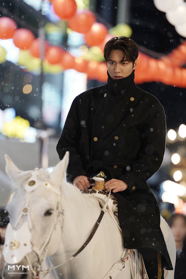 A behind-the-scenes photo of Lee Min-hos dark charisma, which is a dubbing, was released.While SBS gilt drama The King: The Lord of Eternity is adding fun with the reversal and double-tracked development, Lee Min-ho, the main Character, is also showing mature charm.In last weeks The King broadcast, Igons images of his exhumation of inner feelings that he had been pressing for due to desperate situations such as the death of his father, the death of his father (Lee Jong-in), and Kim Go-euns crisis were unfolded immersively.Lee Min-ho proved the wider and deeper spectrum by conveying the weight of the emperor with a heavy acting power even in the scenes where the amplitude of emotion that had to burst into anger and anger was large.As Igon goes through this fate and fate, and as he reaches the second half, he is getting more and more curious about the remaining four times.The King: Lord of Eternity 13-14 times will be broadcast at 10 pm on the 29th and 30th.Photos