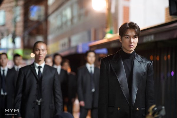A behind-the-scenes photo of The King Lee Min-hos Dark Charisma was released.While SBS gilt drama The King: Monarch of Eternity is adding fun with the reversal and double-tracked development, the main character Lee Min-ho is also showing mature charm.In last weeks The King broadcast, Igons images of his exhumation of inner feelings that he had been pressing for due to desperate situations such as the death of his father-like managing director (Lee Jong-ins role) and Kim Go-euns crisis were unfolded immersively.Lee Min-ho proved a wider and deeper spectrum by conveying the weight of the emperor with a heavy acting force even in the scenes where the amplitude of emotion to burst into anger and anger is large.As Igon goes through this fate and fate, and as he reaches the second half, he is getting more and more curious about the remaining four times.The King: Monarch of Eternity 13-14 times will be broadcast at 10 pm on the 29th and 30th.Photos