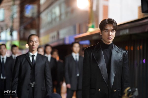 A behind-the-scenes photo of Lee Min-hos dark charisma, which is a dubbing, was released.While SBS gilt drama The King: The Lord of Eternity is adding fun with the reversal and double-tracked development, Lee Min-ho, the main Character, is also showing mature charm.In last weeks The King broadcast, Igons images of his exhumation of inner feelings that he had been pressing for due to desperate situations such as the death of his father, the death of his father (Lee Jong-in), and Kim Go-euns crisis were unfolded immersively.Lee Min-ho proved the wider and deeper spectrum by conveying the weight of the emperor with a heavy acting power even in the scenes where the amplitude of emotion that had to burst into anger and anger was large.As Igon goes through this fate and fate, and as he reaches the second half, he is getting more and more curious about the remaining four times.The King: Lord of Eternity 13-14 times will be broadcast at 10 pm on the 29th and 30th.Photos