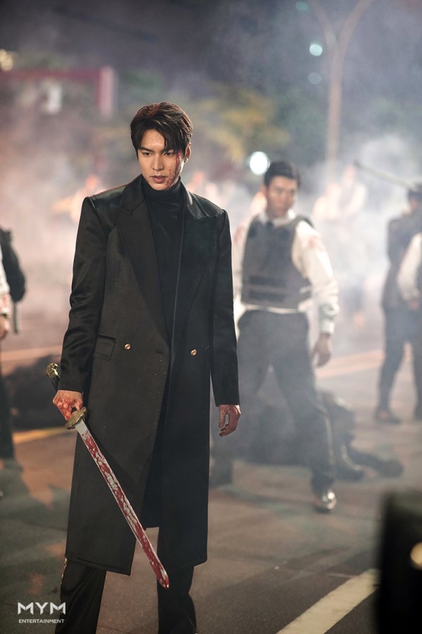 A behind-the-scenes photo of Lee Min-hos dark charisma, which is a dubbing, was released.While SBS gilt drama The King: The Lord of Eternity is adding fun with the reversal and double-tracked development, Lee Min-ho, the main Character, is also showing mature charm.In last weeks The King broadcast, Igons images of his exhumation of inner feelings that he had been pressing for due to desperate situations such as the death of his father, the death of his father (Lee Jong-in), and Kim Go-euns crisis were unfolded immersively.Lee Min-ho proved the wider and deeper spectrum by conveying the weight of the emperor with a heavy acting power even in the scenes where the amplitude of emotion that had to burst into anger and anger was large.As Igon goes through this fate and fate, and as he reaches the second half, he is getting more and more curious about the remaining four times.The King: Lord of Eternity 13-14 times will be broadcast at 10 pm on the 29th and 30th.Photos