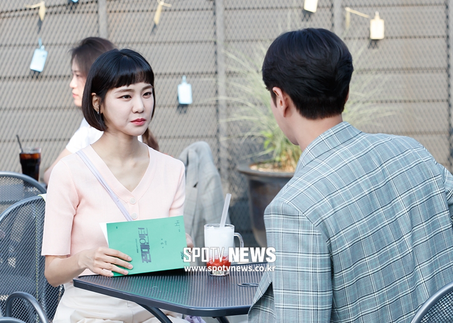 MBC Drama Inters recording site was held at Café Baisan in Seongsu-dong, Seoul, on the afternoon of the 28th. Actor Han Ji-eun is checking the script.