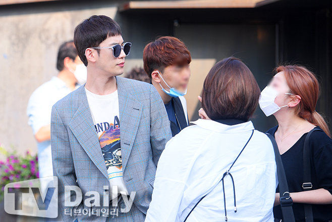 Actor Park Ki-woong, who attended the on-site public release, is watching the line.Lame International is a revenge drama of Change of the Arms, in which Heon Chan (Park Hae Jin), who was the head of the compliance food team after the development of the hit product, welcomed the demonic boss Lee Man-sik (Kim Eung-soo), who even broke his will to live, as a subordinate.