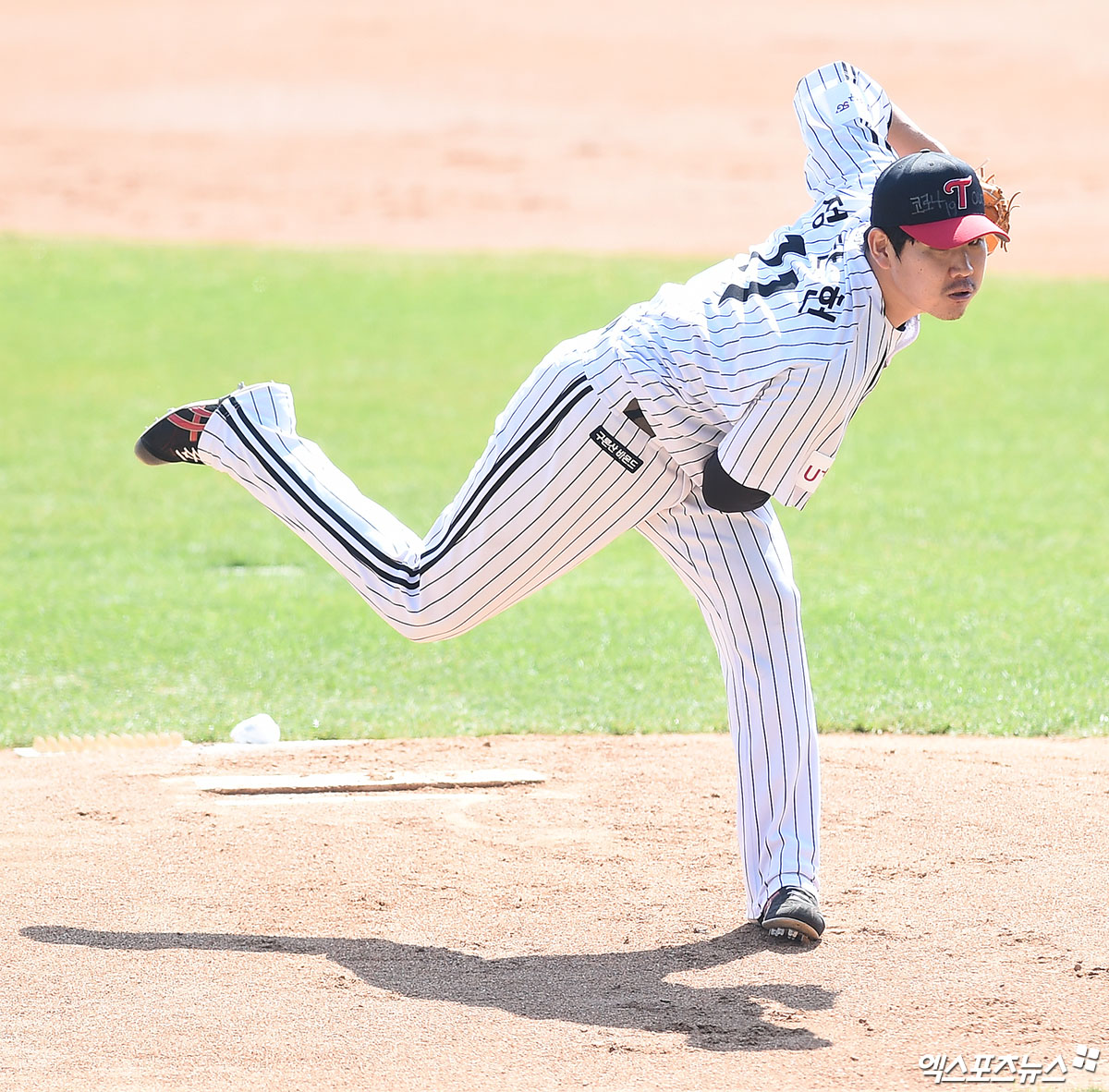 LG Twins Jeong Chan-Heon has won his first win of the season - a record of as many as 12 years.LG won 15-4 in the second leg of the Twenty20 Shinhan Bank SOL KBO League Hanhwa team at the Festival Hanhwa Life Eagles Park on the 27th.With the victory, LG won 13 wins and 6 losses in the season with three consecutive wins and secured five consecutive winning series.Jeong Chan-Heon, who started as a starter on the day, pitched three runs with five hits in six innings (2 homers) and six strikeouts and scored his first win of the season.It was a starting victory in 4390 days after Daegu Samsung on May 20, 2008.Jeong Chan-Heon, who threw 78 balls on the day, tied the Hanhwa line with a pitch, forkball, curve and slider evenly on the top 144km/h The.Jeong Chan-Heon is starting the starting lineup with a 10-day turn with Lee Min-ho with five starts.It is also a plan to select both Jeong Chan-Heon and Lee Min-ho in preparation for a tight schedule, but it is also a consideration for Jeong Chan-Heon who has undergone a Waist surgery.I think my wife will like it the most, Kyonggi said after.It took a long time to win again, he said to Jeong Chan-Heon, who said, I did not know how to make a selection.I have been working hard as a bullpen and have returned to the starting lineup because of surgery, but I am satisfied because I have good results and I am getting better. The starting run for Jeong Chan-Heon was unexpected but not a sudden decision.Jeong Chan-Heon said, I did not go to Okinawa Camp and prepared a second camp in Icheon. I talked about training parts and selection from that time, and I heard about Choi Il-eun Kochi.I thought it would be better to pour one Kyonggi over and recover than to play, but I had the same surgery twice, but it was in the middle at first, and now Im going to the starting lineup.I know its a little bit later, but so far its going well inspiringly. As for the part that has a turn on the 10th, It is literally a part of the staff.It seems that there is a meaning to throw a Kyonggi one Kyonggi well, he said. I am making my body well for ten days to meet the expectation because I care a lot about my physical condition.So I think that Kyonggi also has a good result. Photo = DB
