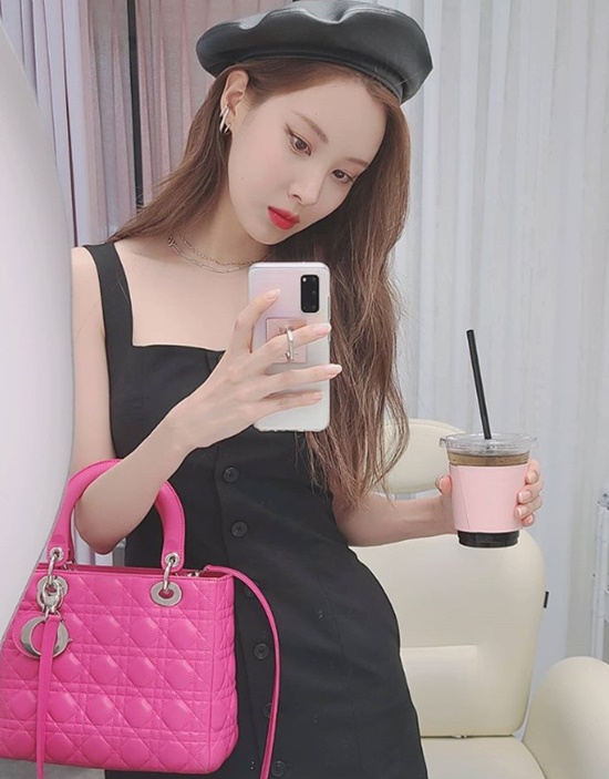 Group Girls Generation Seohyun showed off her doll visualsSeohyun posted a picture on his Instagram on the 28th.In the photo, Seohyun matches the black sleeveless dress and beret, styling it and contains his own image with a mobile phone camera.Here, the sophisticated fashion sense of Seohyun, which adds simple silver accessories and hot pink bags to styling, catches the eye.Meanwhile, Seohyun is about to appear in JTBCs new drama Private Life.Photo: Seohyun Instagram
