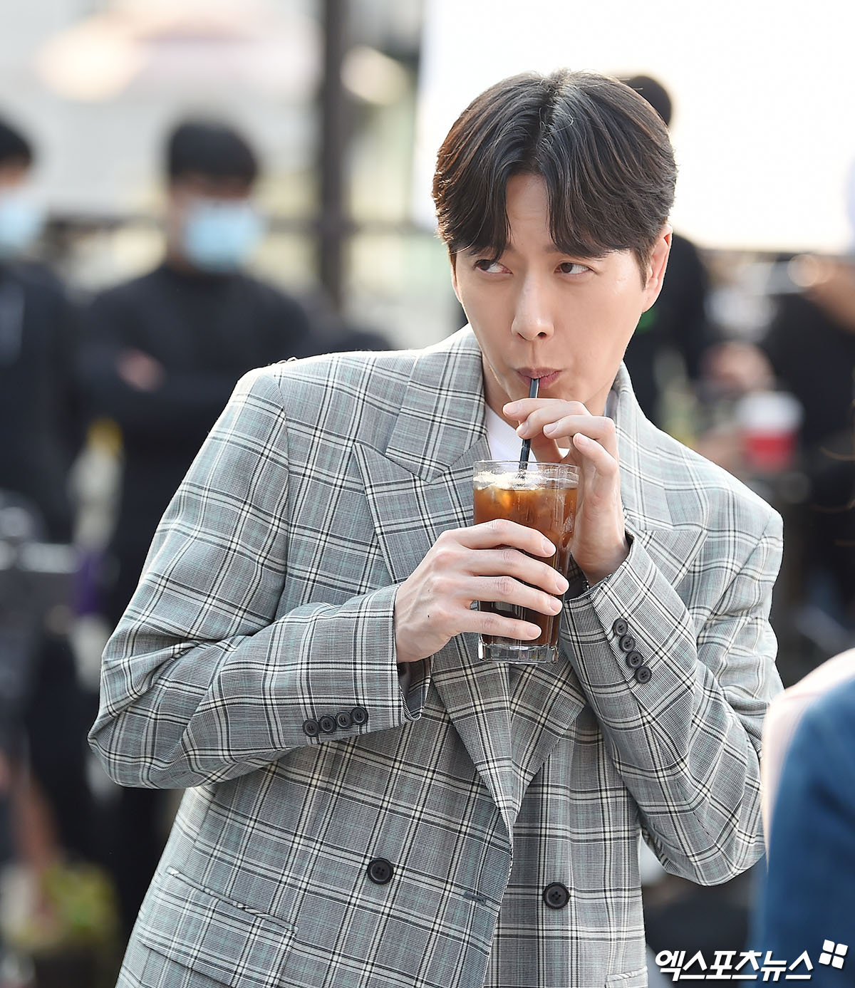 Actor Park Hae-jin, who attended the filming of MBC Tree Drama Lame Intern (production studio HIM) held at Cafe in Seongsu-dong 2 Seoul on the afternoon of the 28th, is working on rehearsal.