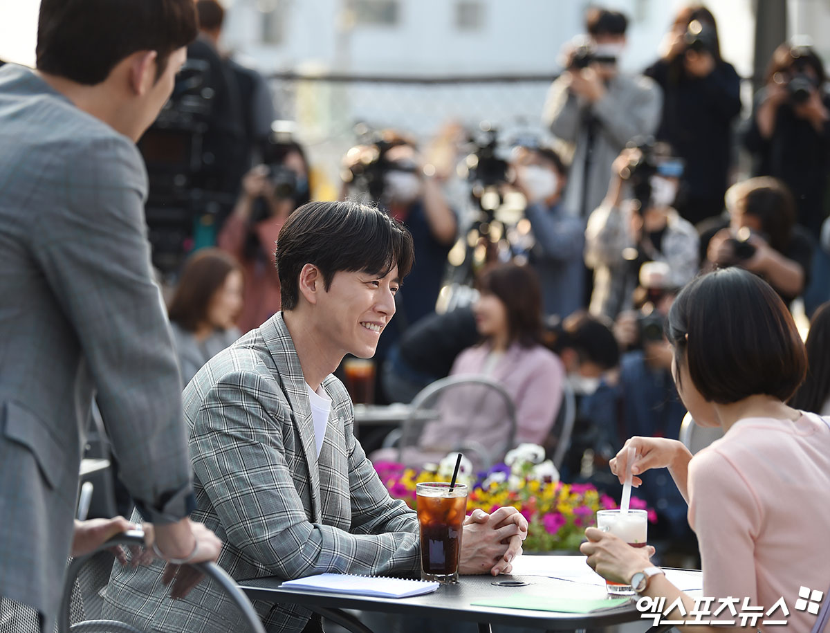 Actor Park Ki-woong, Park Hae-jin and Han Ji-eun are working on the rehearsal at the MBC tree drama Dae Intern (production studio HIM) shooting site held at Cafe in Seongsu-dong 2 Seoul on the afternoon of the 28th.