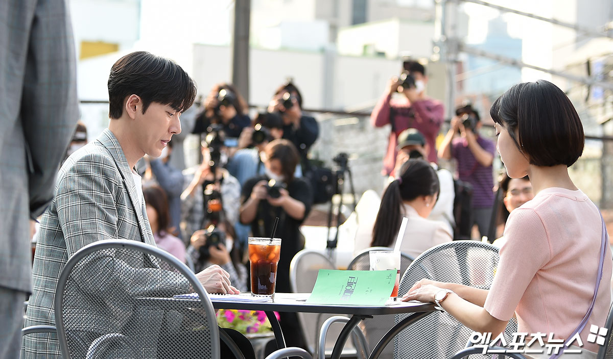 Actors Park Hae-jin and Han Ji-eun, who attended the filming of MBCs drama Lame Intern (production studio HIM) held at a Cafe in Seongsu-dong 2 Seoul on the afternoon of the 28th, are working on rehearsals.
