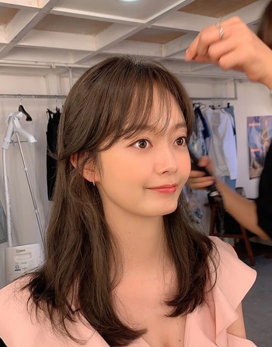 Actor Jeon So-min shows off her Hwasa-hued Beautiful looksJeon So-min posted a picture on his SNS with a laughing emoticon on the 30th.In the open photo, Jeon So-min is wearing a pink costume in the sky and is styling in the waiting room.Hwasa-humiliated Beautiful looks of lightly smiling Jeon So-min catches the eye.The netizens who encountered the photos responded such as It is so beautiful, Lovely Somin and I want to see it soon.On the other hand, Jeon So-min, who has been suspended for health reasons for a while, will return through SBS Running Man which will be broadcast on the 31st.
