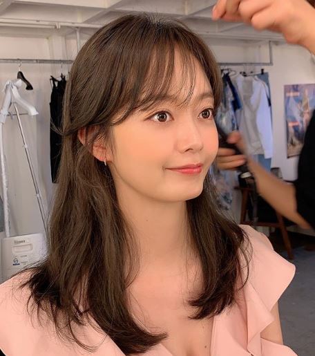 On the 30th, Jeon So-min posted a photo of her taking makeup on her Instagram.In the open photo, Jeon So-min, wearing a pink Race dress, is smiling brightly in the mirror.Especially, the distinctive features and long hair were feminine.Jeon So-min, who got off the SBS entertainment Running Man, who was appearing for health reasons earlier, reported that he would return to the air last week.Meanwhile, SBS entertainment Running Man, starring Jeon So-min, is a SBS 10-year longevity program that broadcasts every Sunday at 5 pm.