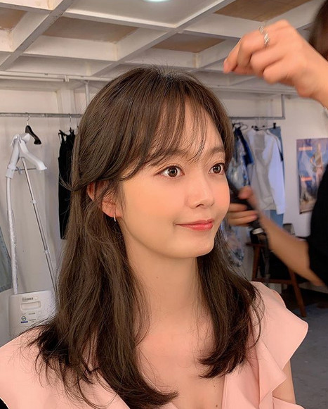 Actor Jeon So-min has reported on the latest.Jeon So-min posted a photo on his Instagram on the 30th.Jeon So-min is wearing an Elegance pink dress and is getting her make-up - a cute look catches her eye.Jeon So-min will temporarily suspend his activities for health reasons and return to SBS Running Man on the 31st.