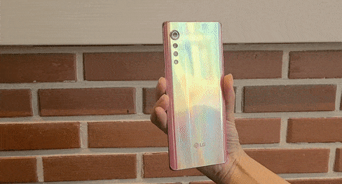 LG유플러스가 'LG 벨벳' 핑크 색상을 단독 출시한다. 사진에는 영문 LG와 로고가 적혀있지만, 실제 출시되는 제품에서는 이들이 빠지고 'VELVET'이라는 제품명이 들어갈 예정이다/사진제공=LG유플러스