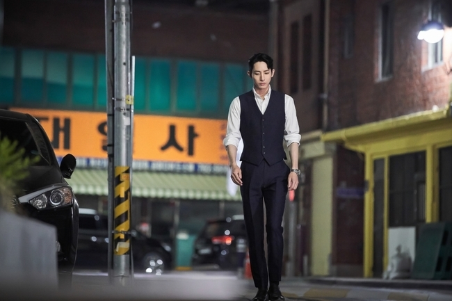 KBS 2TV drama Born Again in the Jang Ki-yong and Lee Soo-hyuks extraordinary visuals and physical attention is attracting attention.In the Bone Again (playplayplayplay by Jung Soo-mi/director Jin Hyung-wook and Lee Hyun-seok), which depicts the reincarnation melodies of three men and women intertwined with two lives, the opposite fashion of the two male characters Jang Ki-yong (played by Gong Ji-cheol/Cheon Jong-beom) and Lee Soo-hyuk (played by Cha Hyung-bin/Kim Soo-hyuk) snipered viewers tastes tastes and followed the characters emotional exhibitions of their respective characters Adding fun to the fun youre having.The campus look, which Jang Ki-yong presents, is simple but achromatic, and resembles the rugged character of Chun Jong-beom (Jang Ki-yong), who did not feel emotions.Jang Ki-yongs physical, which is perfect for this, is thrilling.Also, after the memory of Jang Ki-yong was overlaid due to the impact of a gun on the head of the play, it changed into black hair and a new and unfamiliar atmosphere is taking place.Lee Soo-hyuk, meanwhile, presents a new look with different details every time.The perfect setting, which always had a three piece and a tie, and each caught pit fit perfectly with the coolness of prosecutor Kim Soo-hyuk (Lee Soo-hyuk), who tried to control everything.From the memory of former life Cha Hyung-bin (Lee Soo-hyuk), he took off his vest and tie, walked freely, and his hairstyle was also released a little bit, and this detail naturally made viewers feel the coexistence of Kim Soo-hyuk and Cha Hyung-bin.bak-beauty