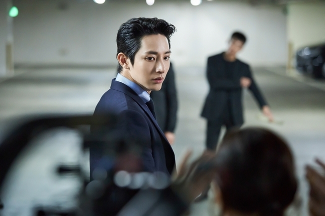 KBS 2TV drama Born Again in the Jang Ki-yong and Lee Soo-hyuks extraordinary visuals and physical attention is attracting attention.In the Bone Again (playplayplayplay by Jung Soo-mi/director Jin Hyung-wook and Lee Hyun-seok), which depicts the reincarnation melodies of three men and women intertwined with two lives, the opposite fashion of the two male characters Jang Ki-yong (played by Gong Ji-cheol/Cheon Jong-beom) and Lee Soo-hyuk (played by Cha Hyung-bin/Kim Soo-hyuk) snipered viewers tastes tastes and followed the characters emotional exhibitions of their respective characters Adding fun to the fun youre having.The campus look, which Jang Ki-yong presents, is simple but achromatic, and resembles the rugged character of Chun Jong-beom (Jang Ki-yong), who did not feel emotions.Jang Ki-yongs physical, which is perfect for this, is thrilling.Also, after the memory of Jang Ki-yong was overlaid due to the impact of a gun on the head of the play, it changed into black hair and a new and unfamiliar atmosphere is taking place.Lee Soo-hyuk, meanwhile, presents a new look with different details every time.The perfect setting, which always had a three piece and a tie, and each caught pit fit perfectly with the coolness of prosecutor Kim Soo-hyuk (Lee Soo-hyuk), who tried to control everything.From the memory of former life Cha Hyung-bin (Lee Soo-hyuk), he took off his vest and tie, walked freely, and his hairstyle was also released a little bit, and this detail naturally made viewers feel the coexistence of Kim Soo-hyuk and Cha Hyung-bin.bak-beauty