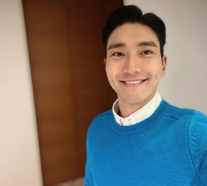 Members and actor Choi Siwon of the group Super Junior have asked fans and acquaintances to pay attention to their SNS impersonation account.Several of the photos he captured include a DM (direct message) sent by a person who impersonated Choi Siwon, with a profile of Choi Siwon, asking several people to fundraise donations.Choi Siwon also released and tagged the account ID and called attention once more.Meanwhile, Choi Siwon recently appeared on the Ranson Concert Super Junior Beyond Live and communicated with fans.I sponsor only the official site, or the legal foundation, or the nonprofit within the boundaries of the law; and I also do not request a 1:1 chat from my personal account regarding the donation.Watch out!