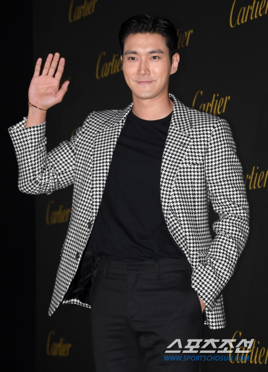 Choi Siwon has called on you to be careful about your SNS impersonation account.Choi Siwon said on his instagram on the 1st, I received a report that there is an account to raise money for Donation by impersonating me.I hope you will be careful. He is sponsoring only official sites, legal foundations, and nonprofit organizations within the boundaries of the law.I also do not request a 1:1 chat with a personal account in connection with Donation. In the photo released together, someone impersonated Choi Siwon and asked fans to raise money for Donation.On the other hand, Choi Siwons group Super Junior will be on the online concert Beyond Love Live!(Beyond LIVE) has been concluded.I have a message to inform you before yesterdays festival. Ive been informed that I have an account to raise money. Please be careful.We are sponsoring only the official site, the legal foundation, and the nonprofit within the boundaries of the law.I also dont ask for a one-on-one chat with my personal account regarding Donation. Be careful!
