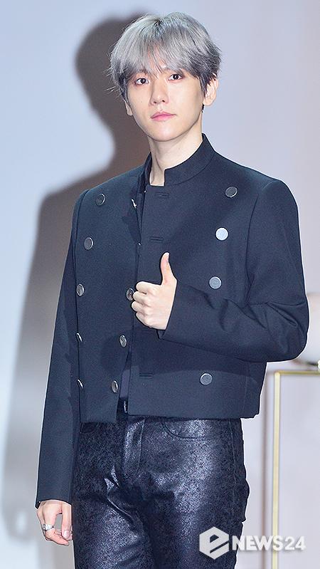 Male group EXO member Baekhyun showed off his powerful SoloPower by sweeping the top of the weekly record charts with his new album Delight.The second Mini album Delight released on May 25 not only proved its extraordinary Power with sales of 704,527 copies in the first week (first) of its release on the Hanter chart, but also won the top spot on various charts such as Hanter chart, Yes24, Kyobo Bookstore, and HotTracks.This album was ranked # 1 in 69 regions around the world on the iTunes Top Album Chart, # 1 on the China QQ Music and Couguer Music and Couture Music Digital Albums charts, and became a triple platinum after the first Korean Singer album Double Platinum this year in QQ Music.The album will feature the title track Candy and A U Riding? (R U Ridin?)A total of seven R & B genres in various moods, including Bungee, Underwater, Poppin, Ghost, and Love Again, are included to meet trendy musical sensibility.Photo: eNEWS24 DB