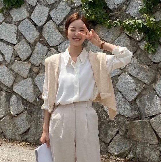 Actor Jin Se-yeon has encouraged Born Again Should catch the premièreJin Se-yeon posted several photos on his SNS on June 1, with the article Good weather, good sunshine. This is the day ofIn the open photo, Jin Se-yeon poses a youthful pose toward the camera and emits a lovely charm. He also shows his focus on rehearsals with a script.The fans who responded to the photos responded such as I am beautiful today, I will do a Born radio and I am watching well.On the other hand, KBS2 Bone Again, which is playing two roles of Jung Ha Eun and Jung Sabin, is broadcast every Monday and Tuesday at 10 pm.