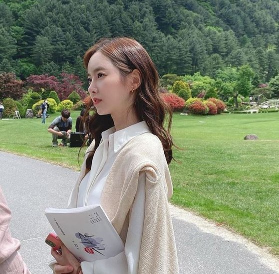 Actor Jin Se-yeon has encouraged Born Again Should catch the premièreJin Se-yeon posted several photos on his SNS on June 1, with the article Good weather, good sunshine. This is the day ofIn the open photo, Jin Se-yeon poses a youthful pose toward the camera and emits a lovely charm. He also shows his focus on rehearsals with a script.The fans who responded to the photos responded such as I am beautiful today, I will do a Born radio and I am watching well.On the other hand, KBS2 Bone Again, which is playing two roles of Jung Ha Eun and Jung Sabin, is broadcast every Monday and Tuesday at 10 pm.