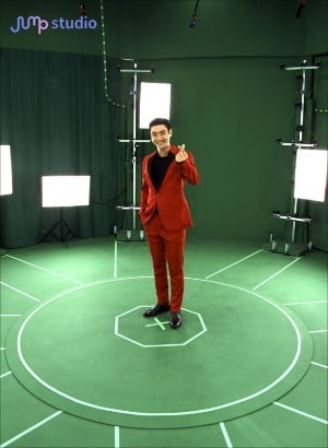 At the online concert of the idol group Super Junior, which was watched by 120,000 people around the world, member Choi Siwon (pictured) appeared as a 12-meter-sized mixed reality (MR) image like the fairy genie of the lamp in Aladdin, drawing attention.It is an unusual performance that was presented at the online concert Beyond Love Live! by Super Junior, which was prepared by SK Telecom and SM Entertainment on the 31st of last month.When Choi Siwon was not seen, the other members urgently found it, and Choi Siwons 3D MR image popped up behind the scenes, filling the 12m high stage.Choi Siwon, who appeared as a huge 3D MR image, naturally waved and moved and talked with the members for about 30 seconds, and asked about 123,000 Online audiences, No Challenge?No Change! (You can make a better world by constantly challenging). According to SK Telecom on the 1st, SM Entertainment and SM Entertainment prepared such an MR performance with the intention of introducing new contents based on the latest information and communication technology (ICT) to the audience around the world online.SK Telecoms first case of applying content produced by the MR production company Jump Studio, which started in late April, to Online Love Live! performance.The jump studio completed 3D MR content in Haru Bay after an hour-long shoot of Choi Siwon with 106 cameras.Using 3D modeling and animation technology, it is a point that it is designed to naturally blend the high-resolution mixed reality image of 12m with the actual performance hall.Jump Studios have greatly reduced production costs and duration by automating a large part of the manual process of existing 3D modeling with △ artificial intelligence (AI), cloud △ 3D processing △ rendering technology.It automatically compresses high-capacity video data to mobile streaming capacity after up to 60 frames per second at 360 degrees, and supports a video format (MPEG4) that is compatible with existing media production systems.With this case, SK Telecom plans to promote MR content provision projects for companies (B2B) customers in various fields in the future, and to significantly increase the experience of realistic media for 5G (5th generation mobile communication).With cutting-edge technology, we have provided a richer enjoyment for viewers around the world, said Lee Sung-soo, CEO of SM Entertainment. We will introduce an advanced Online concert by applying new culture technology (CT) to the performance field in the future.In the era of untapped (non-face-to-face), the number of areas that require MR technology will increase rapidly, said Jeon Jin-soo, head of SK Telecoms 5GX service division.MR content will change the paradigm of entertainment, such as performance, movies and dramas, he said.SKT-SM Enter 3D Mixed Reality Performance is presented at SKT Jump Studio Tukkok in Haru Bay